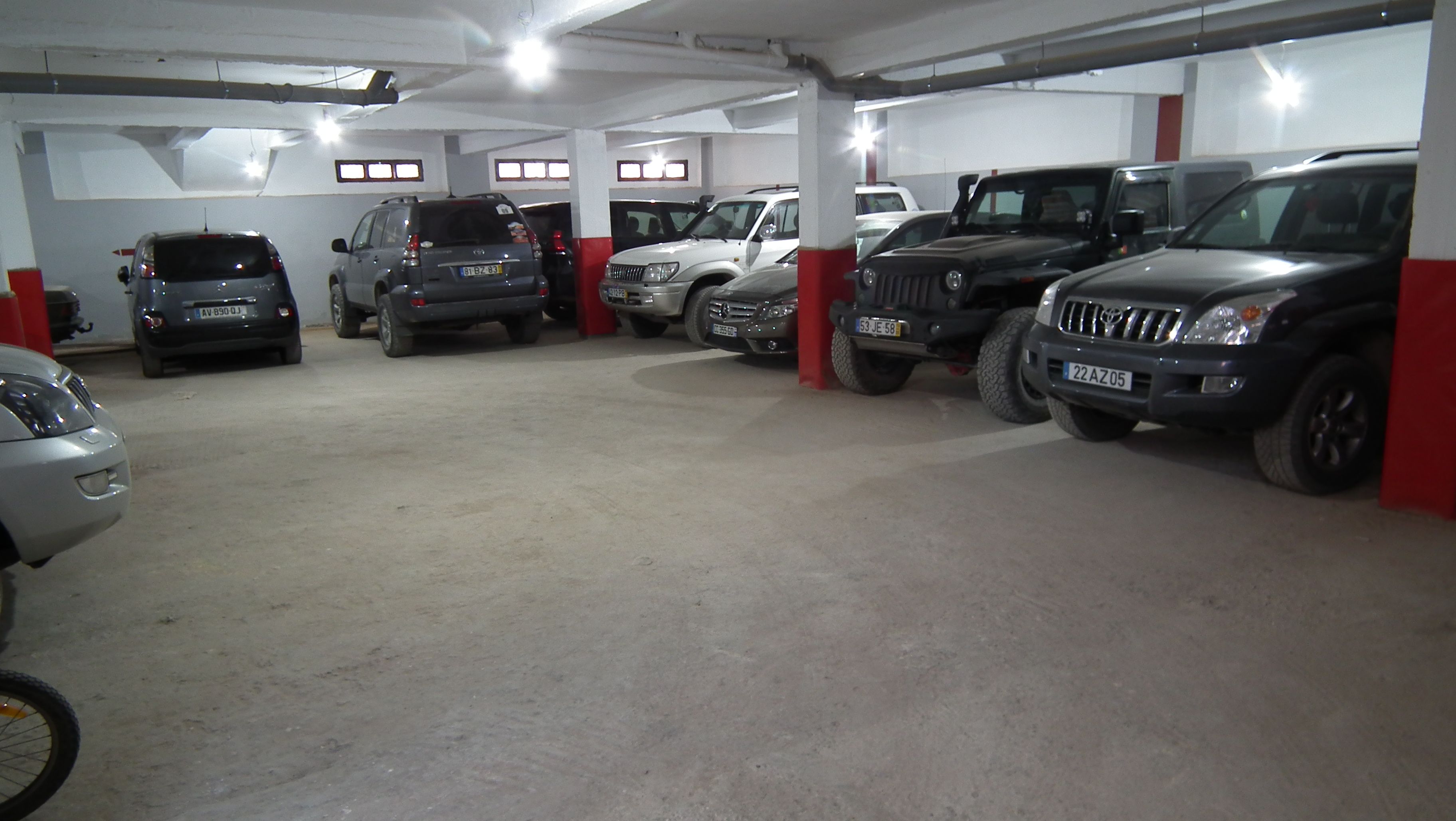 Un estacionamiento de varios niveles con varios coches aparcados.