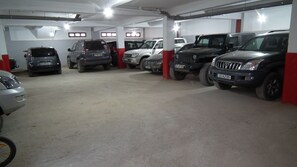 Un estacionamiento de varios niveles con varios coches aparcados.
