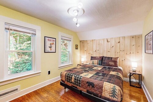 4BR charming central cottage, walk to lake & town