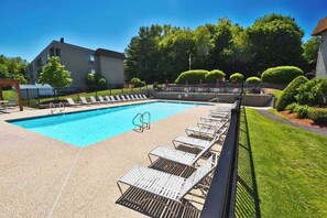 A swimming pool with lounge chairs and a clear sky. - Charming 2BR Lakeview 2nd-floor - Balcony - Pool (Laconia)