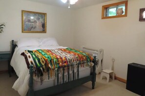 A bedroom with a bed, a small stool, a framed picture, and a window. - 3BR Near the Beach - Deck - Tennis - Washer Dryer (Moultonborough)