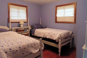 A bedroom with two beds, a nightstand, a lamp, and a window with blinds. - 3BR Near the Beach - Deck - Tennis - Washer Dryer (Moultonborough)
