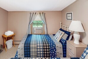 A bedroom with a bed, bedside table, lamp, and a window with curtains. - 2BR Lakefront Dog Friendly - Dock - Firepit - Washer Dryer (Moultonborough)