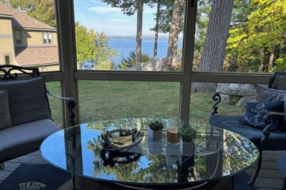 2BR Lakefront - Deck - Pool - Beach