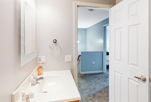 Interior - 3BR Mountainview Dog Friendly - Balcony - Washer Dryer (Gilford)