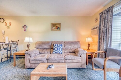 1BR Lakeview 2nd-Floor - Balcony - Outdoor Pool