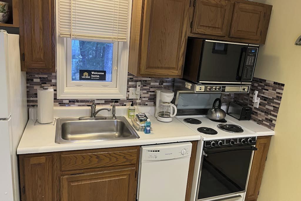 Coffee/tea maker, fridge, microwave, oven