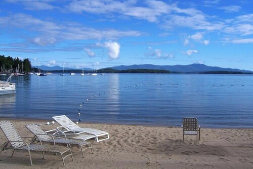1BR Lakeview 2nd-Floor - Balcony - Outdoor Pool