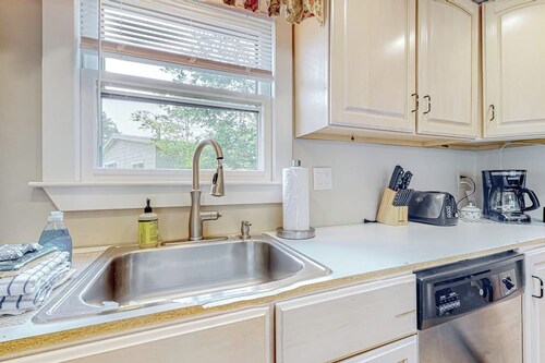 3BR with expansive deck, grill & beach access