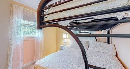 3BR with expansive deck, grill & beach access