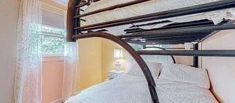 3BR with expansive deck, grill & beach access
