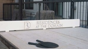 Una mesa con un cartel que indica 'Residences at the Domain' y una pala encima.