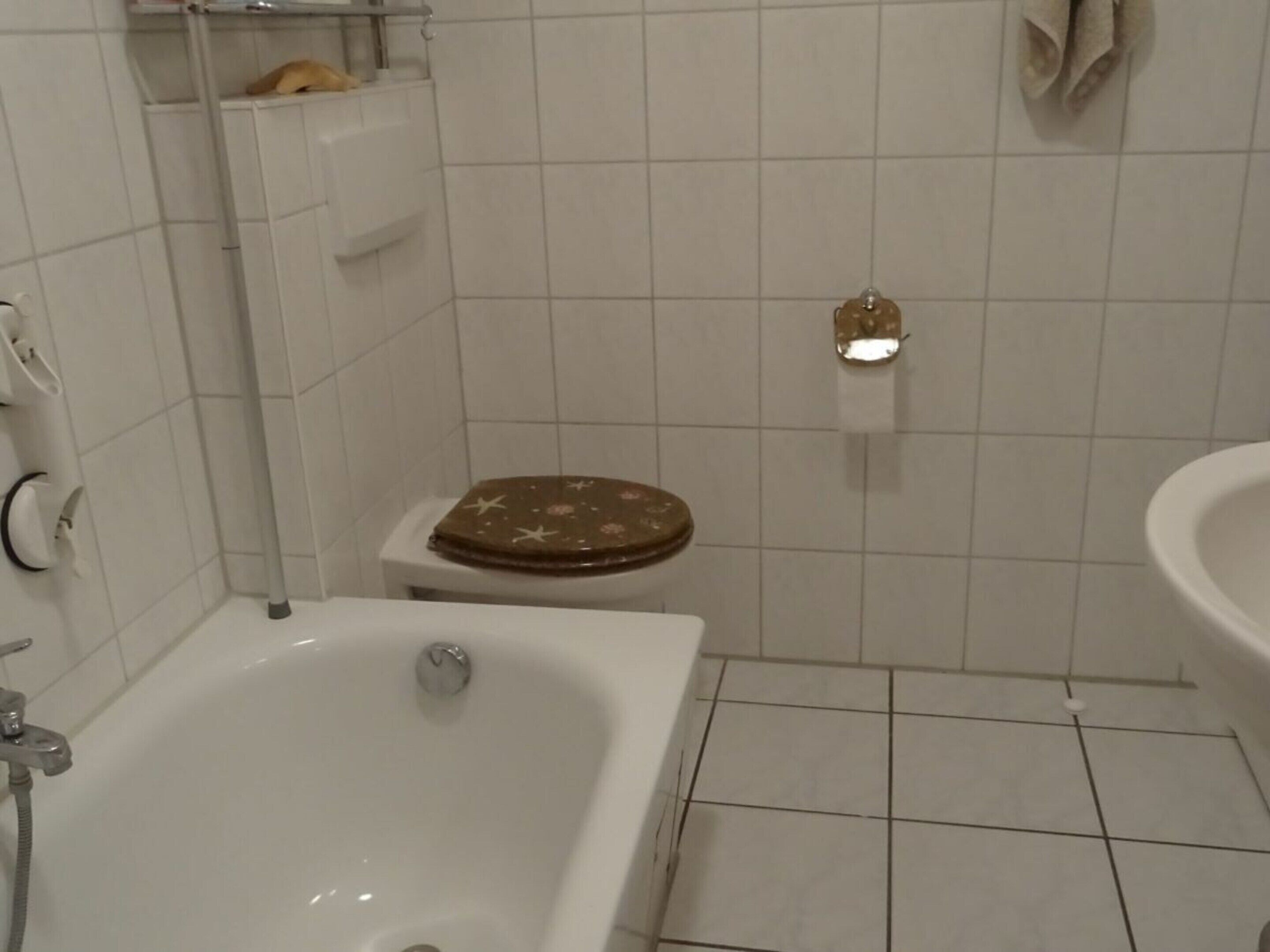 Un baño con bañera, inodoro y lavabo.