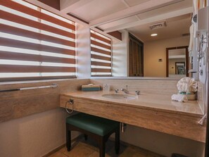 Vila luxo, vista para a piscina | Banheiro | Produtos de toalete grátis, toalhas de banho, shampoo 