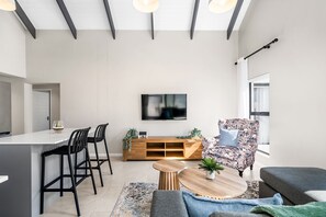 Un espacio habitable moderno con cocina, comedor y zona de estar.
