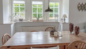 Dining - Stayplace No. 3: Spacious Hygge Half-Timbered House with Top Amenities (Garstedt)