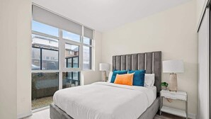 Room - Modern Condo Getaway with Free Parking (Toronto)