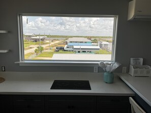 Eine Küche mit Blick aus dem Fenster auf einen Gebäudekomplex.