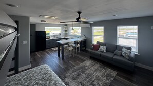 Living area - Tranquil 1-bedroom bungalow with AC in Bolivar Peninsula (Bolivar Peninsula)