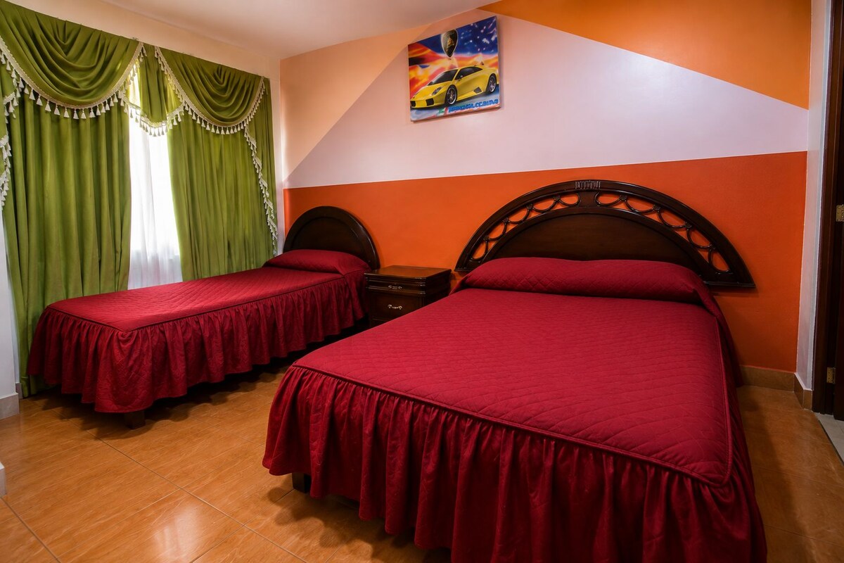 Kamar Twin Keluarga, pemandangan kota | Meja kerja, ruang kerja ramah laptop, dan Wi-Fi gratis