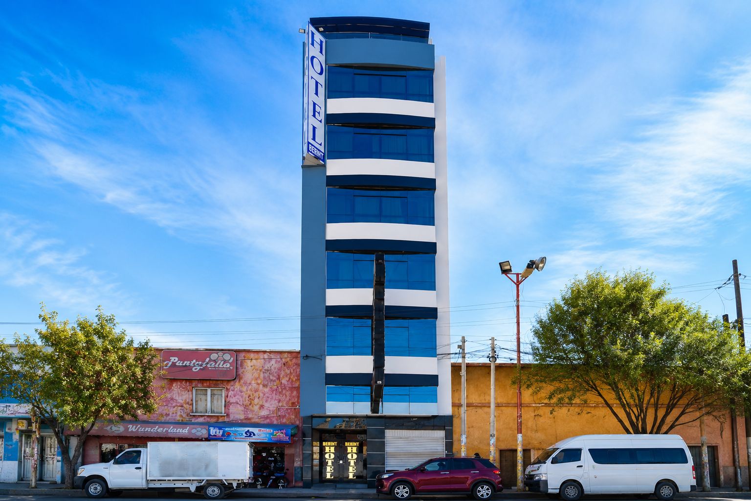 Un hotel de diseño moderno, con una orientación vertical y un letrero llamativo.