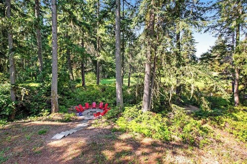 Welcoming 2BR Lakeview - Deck - Firepit - Washer Dryer