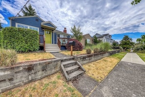A residential area with houses, a mailbox, and a concrete pathway. - Downtown 3BR - Deck - Washer Dryer (Seattle)