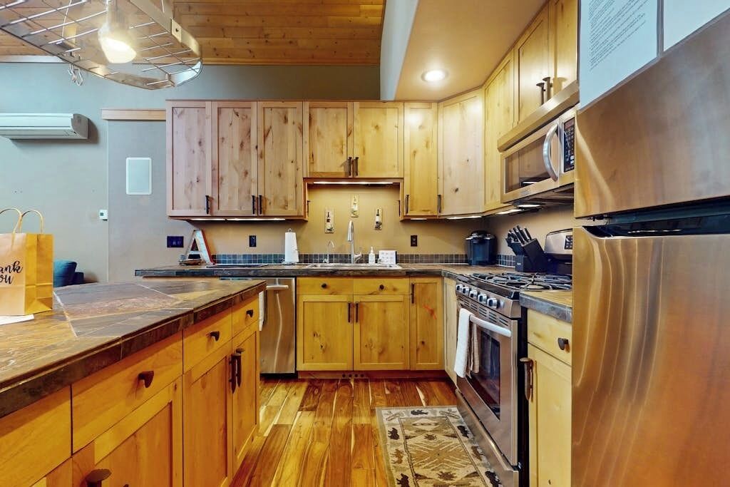 Coffee/tea maker, fridge, microwave, oven