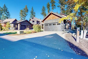 A residential area with houses, a garage, and a driveway. - 3BR mtn-view home with firepit, grill, Ping-Pong (Cle Elum)