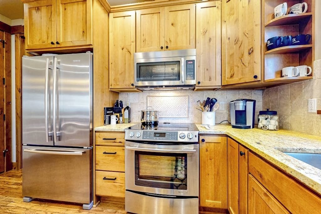 Coffee/tea maker, fridge, microwave, oven