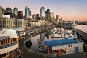 A waterfront cityscape with a marina, modern buildings, and a Ferris wheel. - 3BR Waterview - Deck - Washer Dryer (Des Moines)