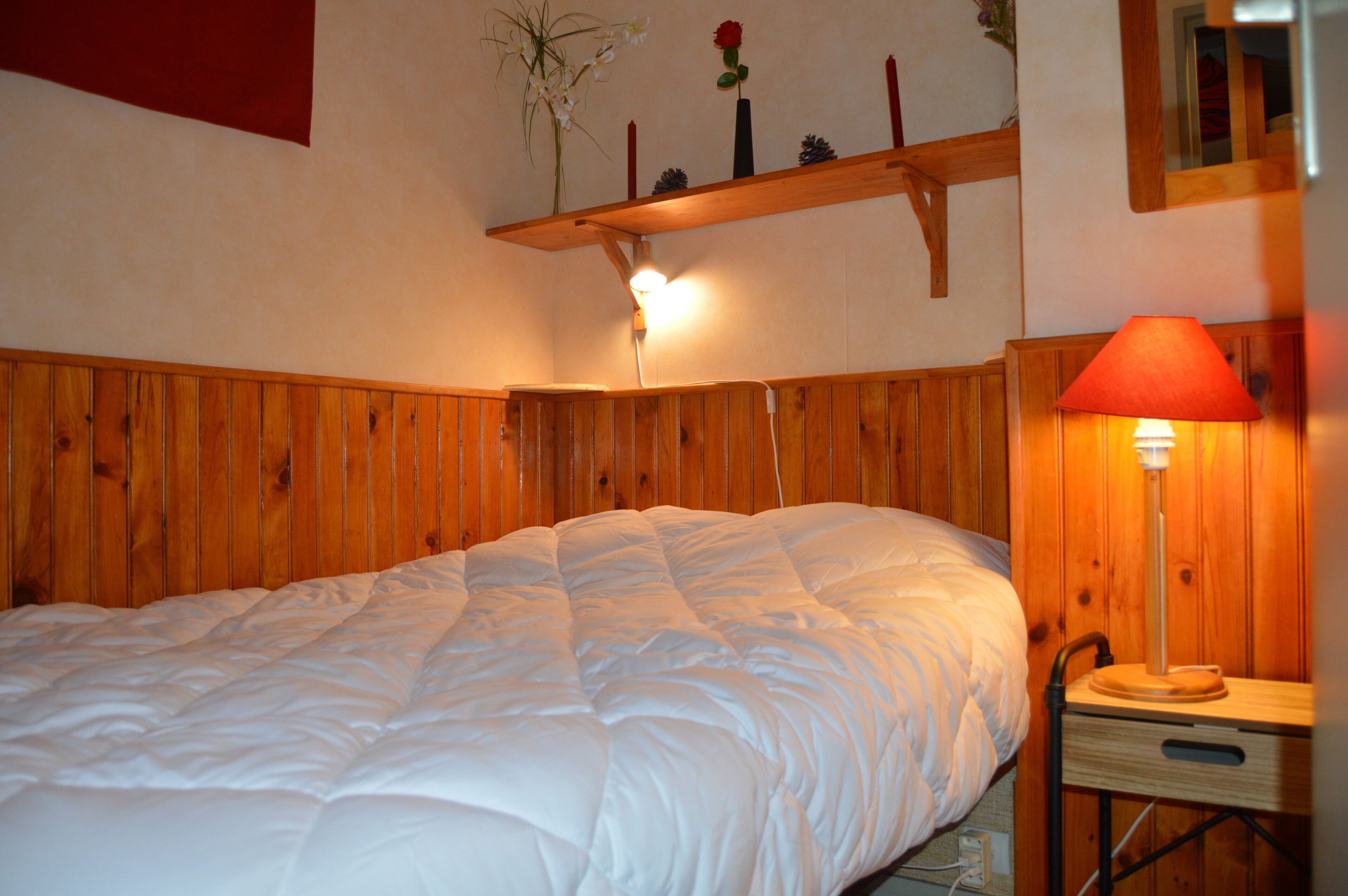 1 bedroom, travel crib