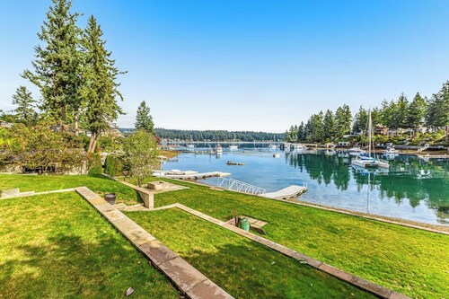 5BR luxury lake home with private beach & dock