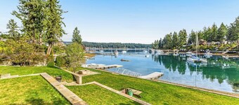 5BR luxury lake home with private beach & dock