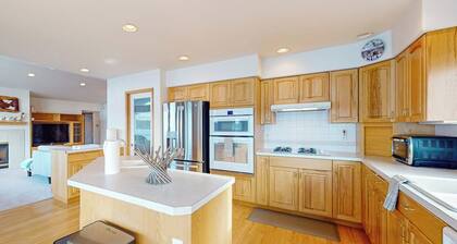 3 BR Waterfront home with beach access