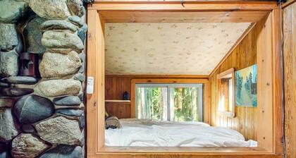 1BR Dog Friendly - WoodStove - Deck - Firepit