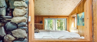 1BR Dog Friendly - WoodStove - Deck - Firepit