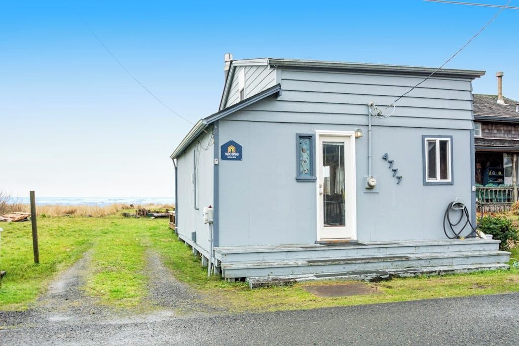 Ett enplanshus med en ytterdörr, en liten veranda och ett tydligt nummer, ’47’, på sidan.