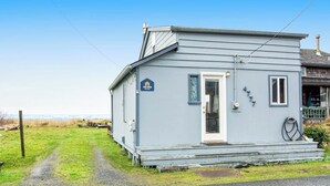 Einbungalow mit einer Haustür, einer kleinen Veranda und der Hausnummer 47 an der Seite.