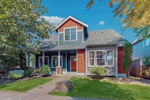 A two-story house with a front porch, a garage, and a well-maintained lawn. - 4BR Enumclaw home-AC-grill-fireplace-walk to town (Enumclaw)