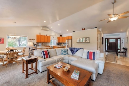 Large 3BR Waterview - Hot Tub - Balcony