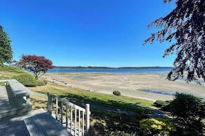 A wooden deck with a bench overlooking a beach. - 3 BR Waterfront home in the heart of Gig Harbor (Gig Harbor)