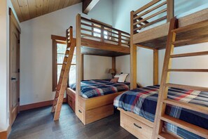 A room with bunk beds, a ladder, and a window. - 3BR ski In and Out access, indoor sauna, & fireplace (Snoqualmie Pass)