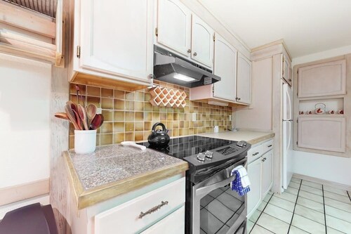3BR tree-lined home - pool access & wood fireplace