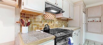 3BR tree-lined home - pool access & wood fireplace