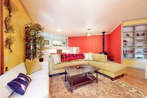 Ein Wohnzimmer mit einer Couch, einem Couchtisch und einem Bücherregal.