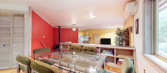3BR tree-lined home - pool access & wood fireplace