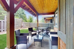 Eine Terrass mit Korbmöbeln und einer Holzbeschichtung.