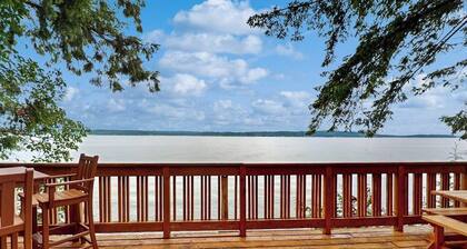 1BR with loft escape with expansive deck, gas grill