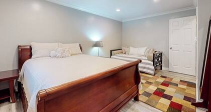 2BR lakefront home Washer Dryerock, firepit, wood stove, AC
